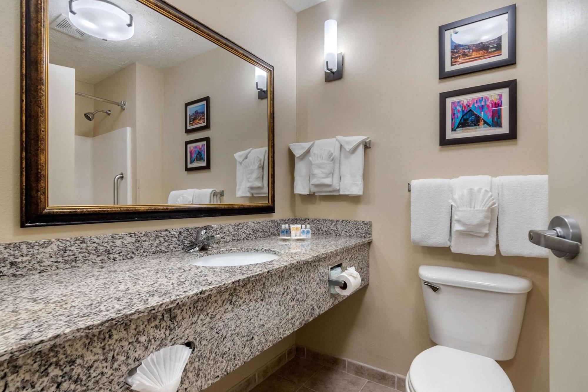 Comfort Suites Speedway - Kansas City Extérieur photo